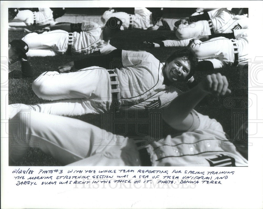 1989 Darrell Evans thick morning stretching Detroit Tigers session - Historic Images