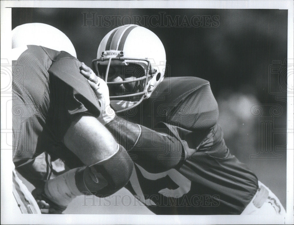 1977 Miami Dolphin tackle Manny Fernandez during practice - Historic Images