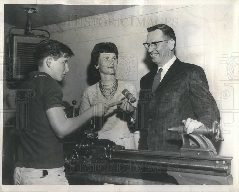 1964 Mrs Nelson Mr Fiscus Past Presidents Receives Gavels From Boys - Historic Images