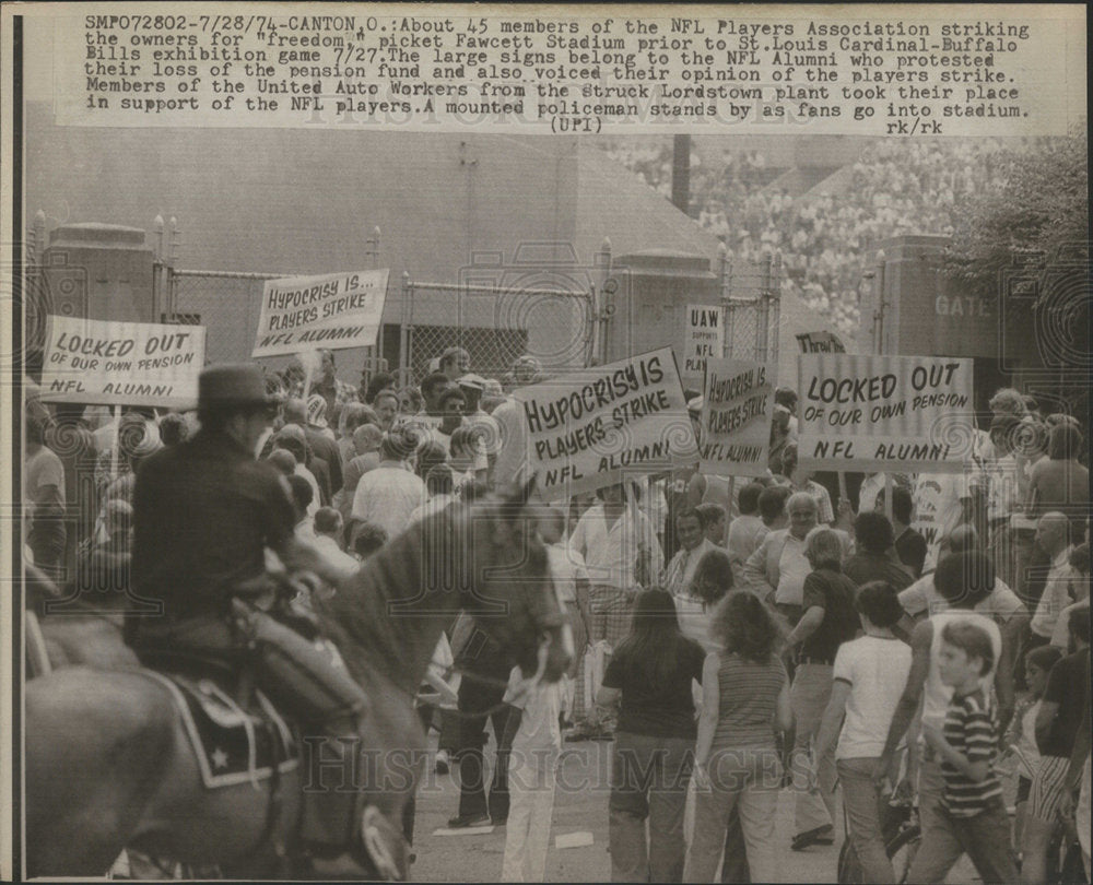 1974 NFL Players Association Picket Fawcett Stadium Ohio - Historic Images