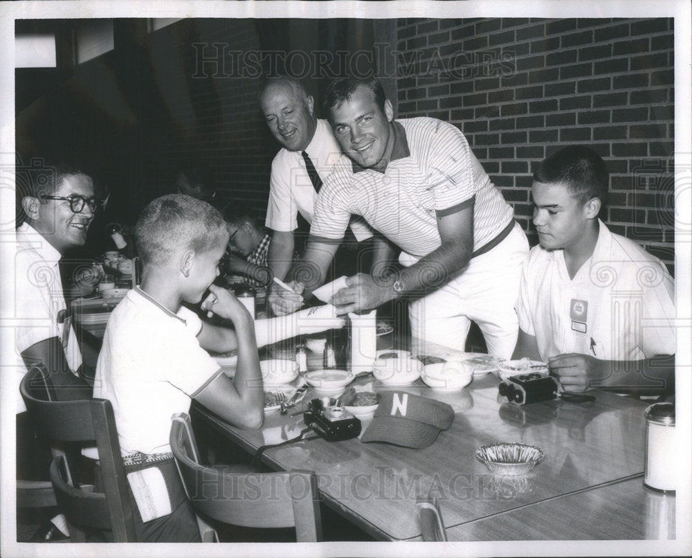 1969 Chicago Bears Quarterback Rakestraw Signing Boys Cast - Historic Images