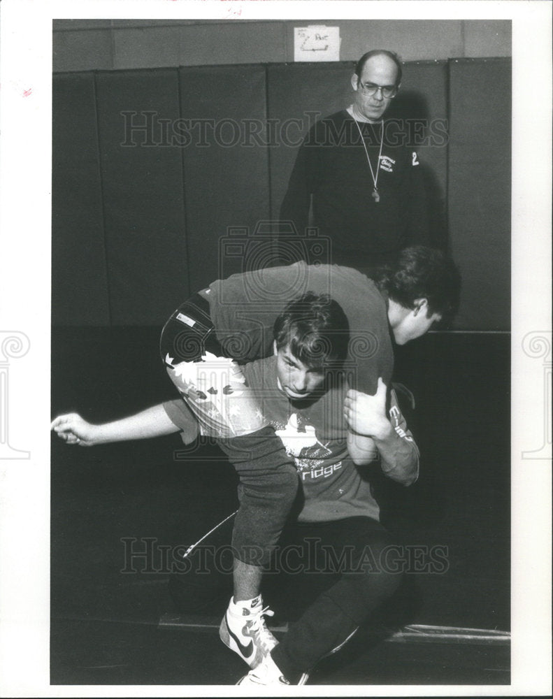 1985 COACH BRUCE COOK MEADOWDALE HIGH SHOOL WRESTLING - Historic Images