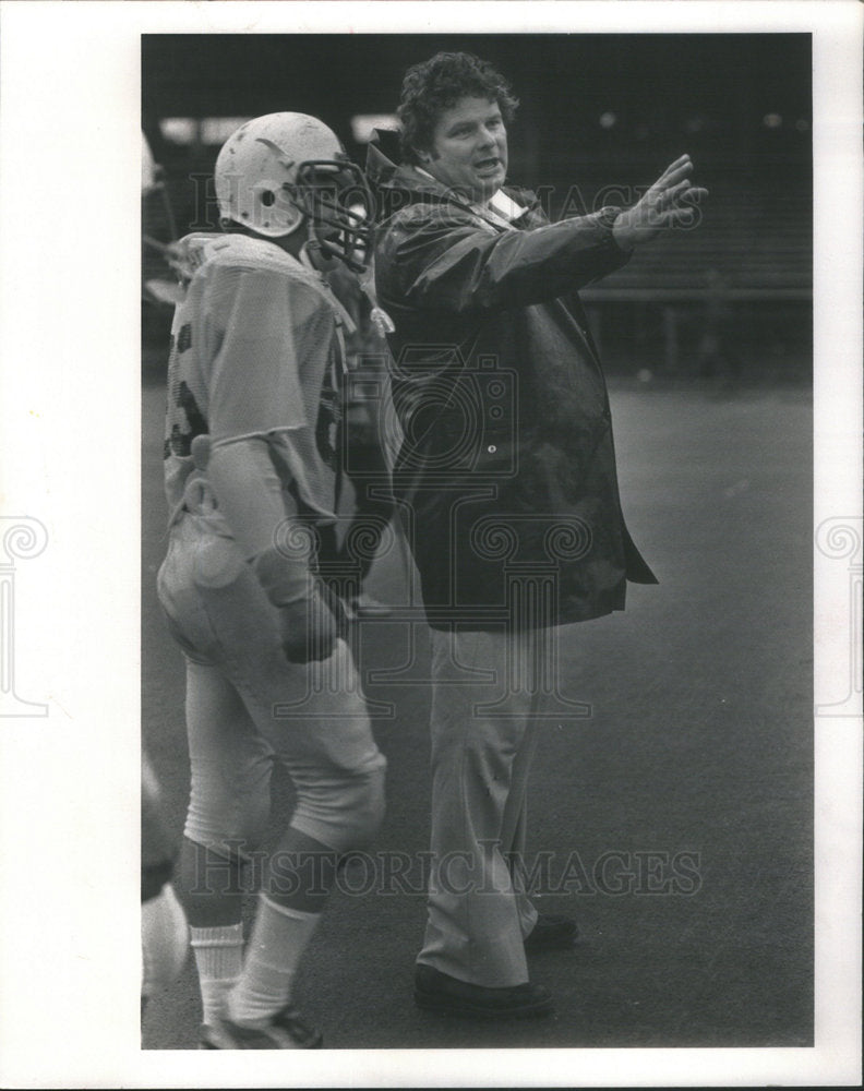 1983 Evergreen High Coach Jim Fortner Instructs His Players At Practice. - Historic Images