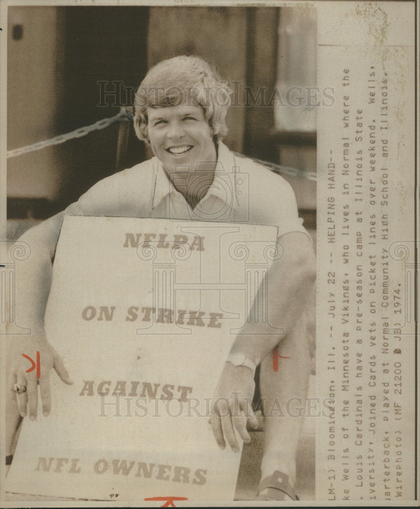 1974 Luke Wells of the Minnesota Vikings. - Historic Images