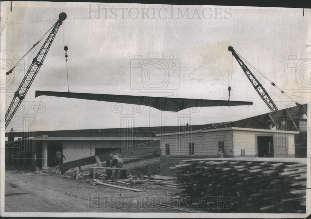 1950 Press Photo Big Corners Catch Hold Gaint Iron Centennial Turf Club Track - Historic Images