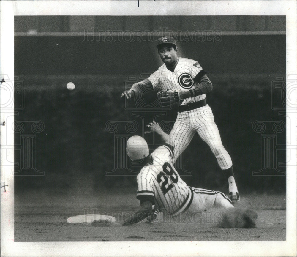 1977 Ivan DeJesus Cubs bill Robinsch Pirates Baseball - Historic Images