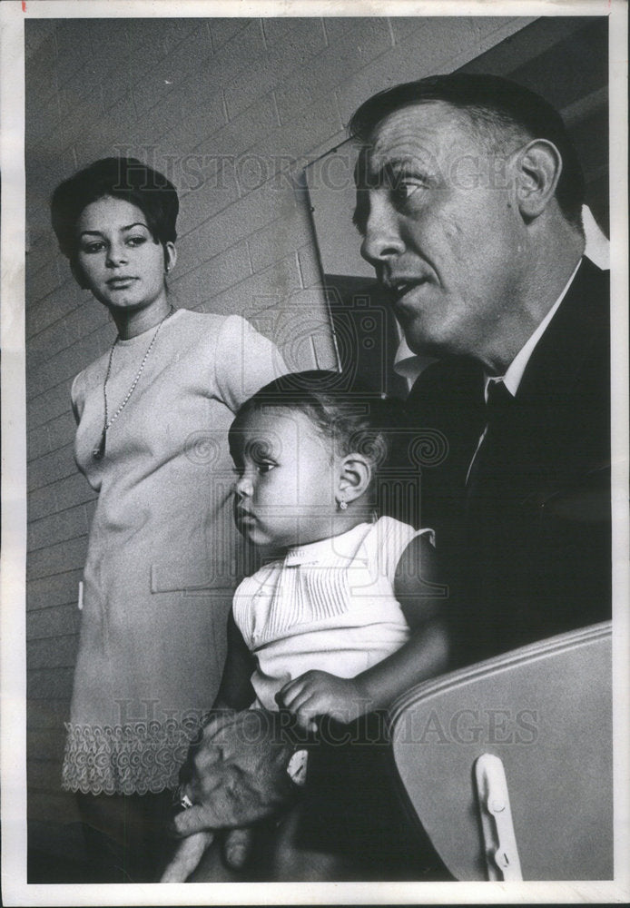 1969 Press Photo James Burris &amp; Mrs. Jose Rene Paredes and daughter - Historic Images