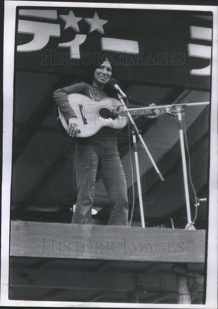 1971 Buffy Sainte Marie Lake Ashinoko Musicians - Historic Images