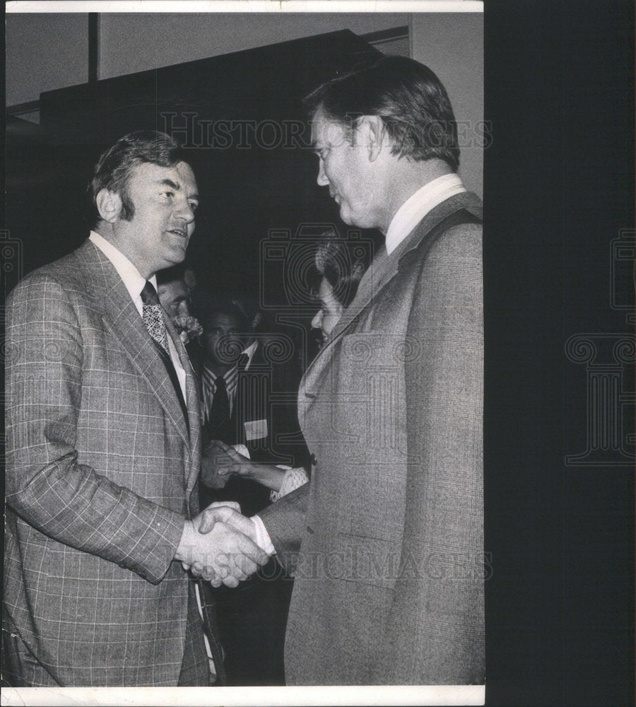 1976 Press Photo Vermont&#39;s Gov. Thomas P. Salmon greet Illinois Gov. Dan Walker - Historic Images