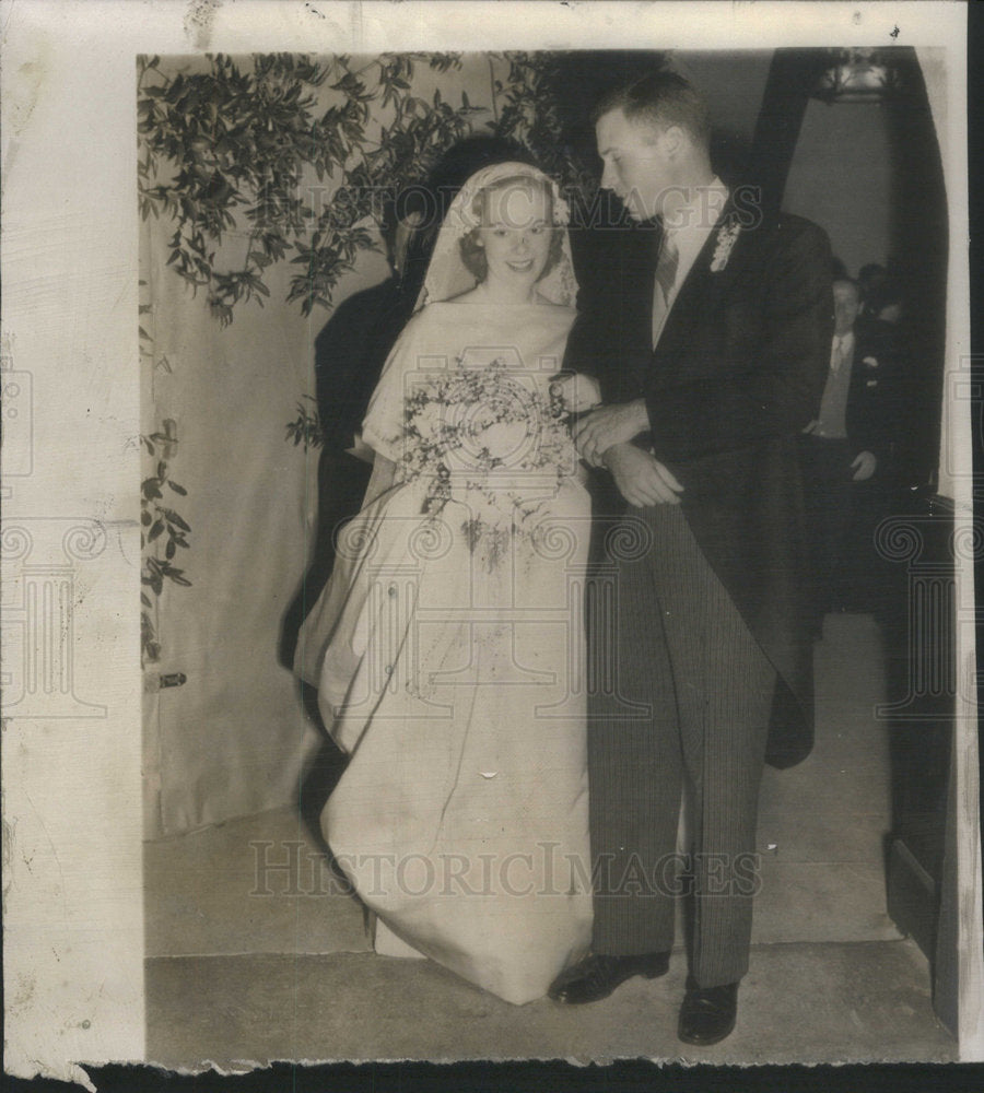 1954 Press Photo Clive Runnells Jr. of Houston Tex, and his Bride - Historic Images