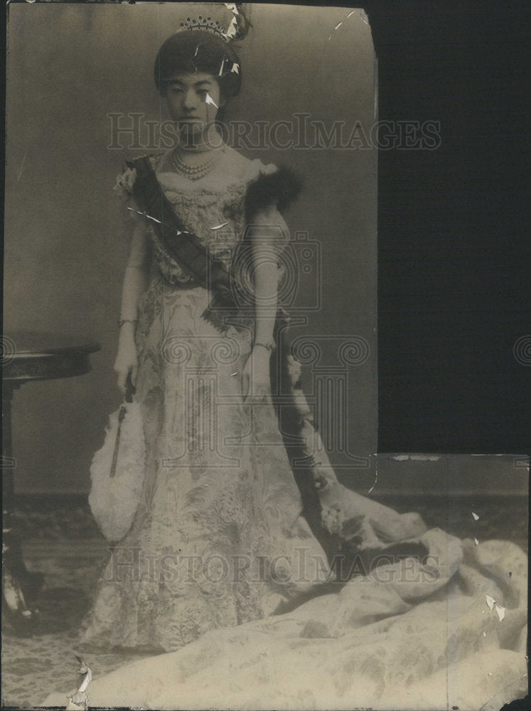 Press Photo Woman in ornate dress - Historic Images