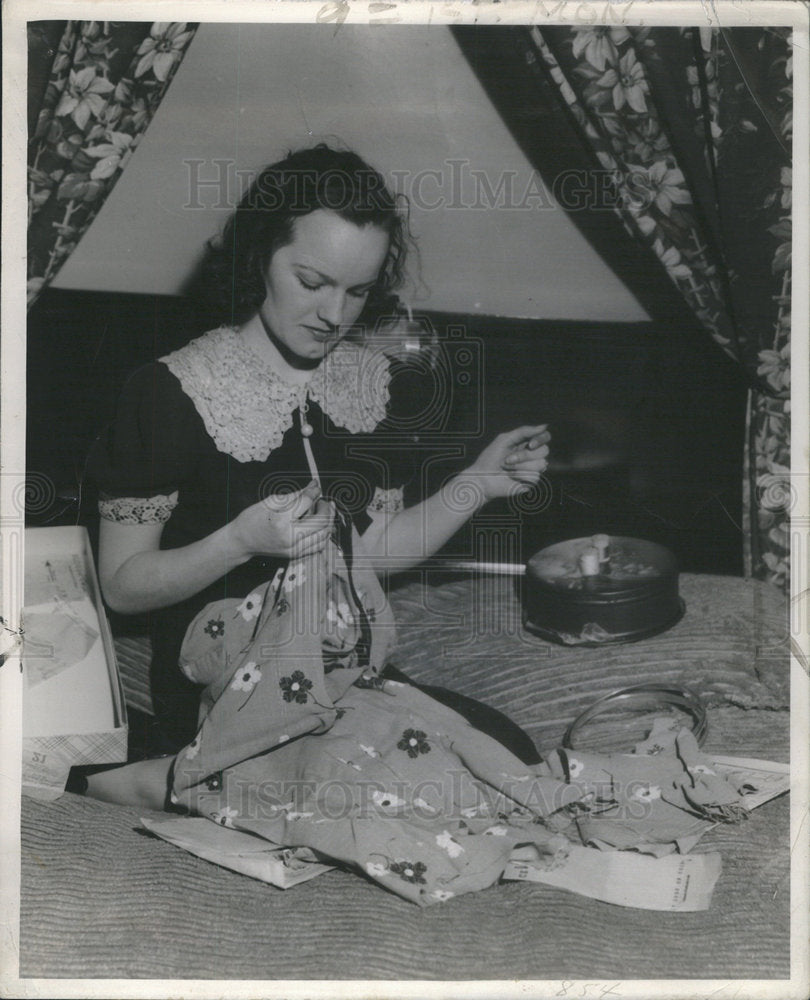 1941 Press Photo MRS. JANE BARRY SEWING SHIRT - Historic Images