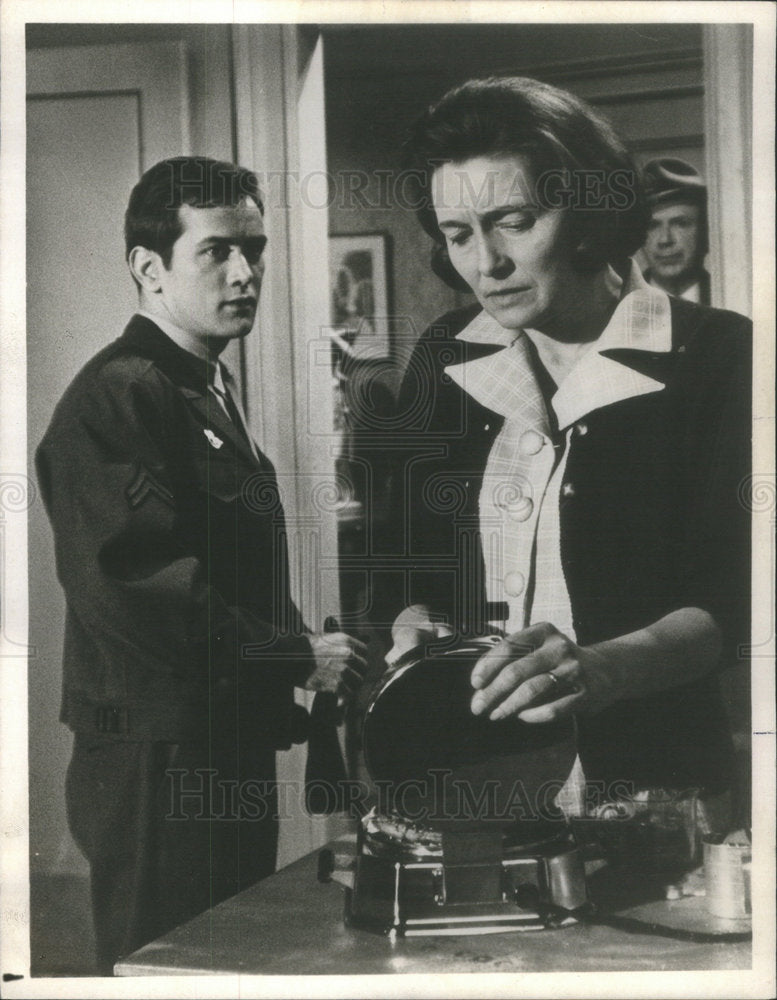 1973 Martin Sheen and Patricia Neal star in "The Subject Was Roses" - Historic Images