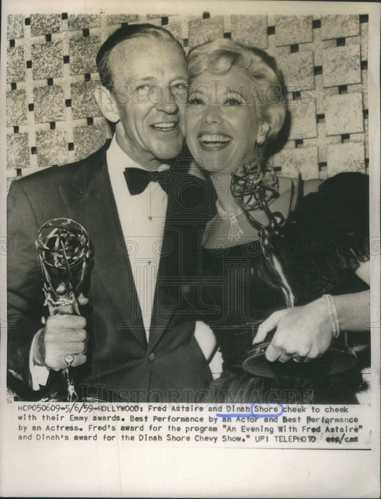 1959 DINAH SHORE AMERICAN SINGER ACTRESS FRED ASTAIRE EMMY AWARD - Historic Images