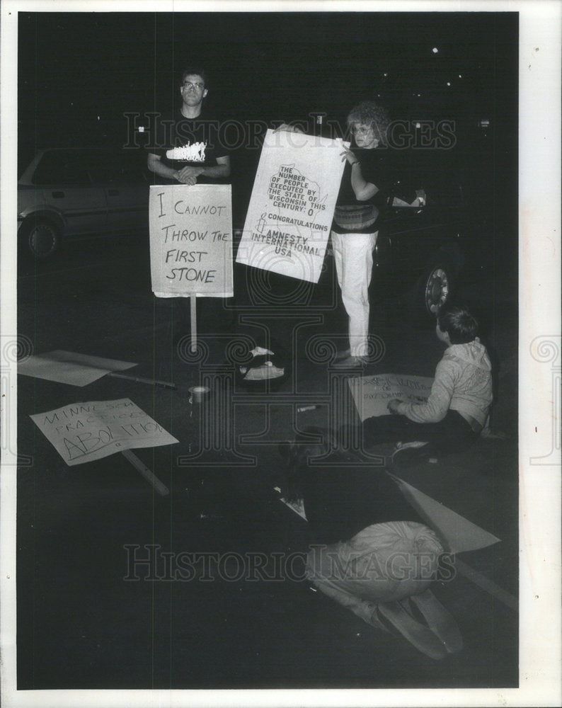 1990 Press Photo Jim Piat and June Linden Milwaukee Protest the Walker execution - Historic Images