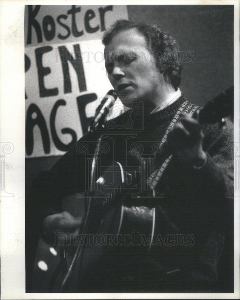 1986 Press Photo Shawn Walker takes a turn at the mike at Earl&#39;s Pub. - Historic Images