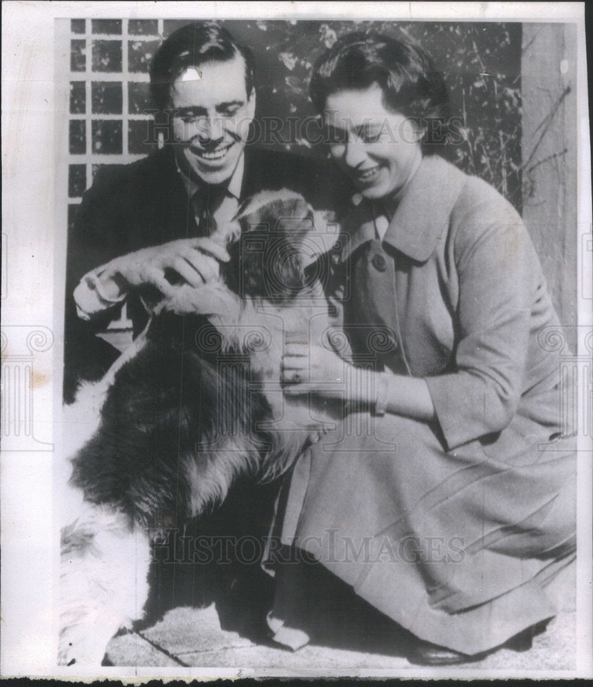 1960 Princess Margaret And Finace Armstrong-Jones Play With Spaniel - Historic Images