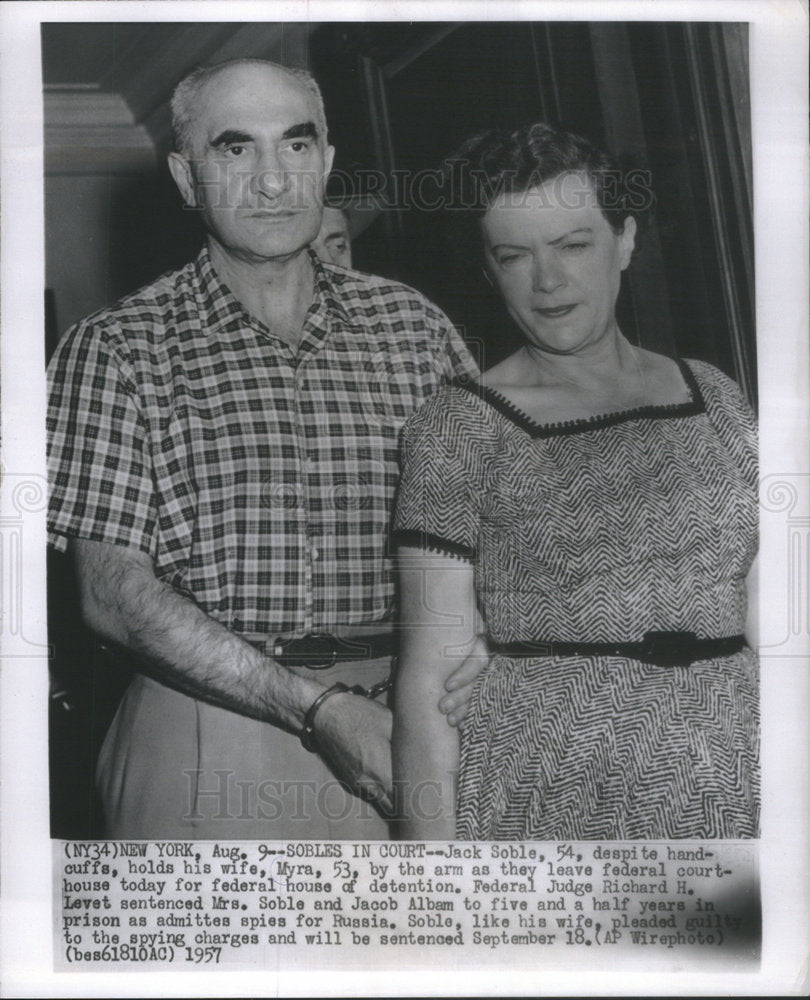 1957 Press Photo Jack Soble Wife Myra Leave Federal Court House - Historic Images