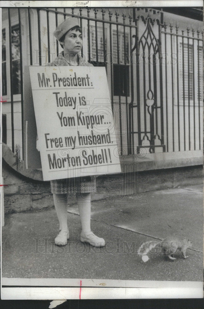 1961 Mrs. Martin Sobel, Wife of Imprisoned Spy, Pickets White House - Historic Images