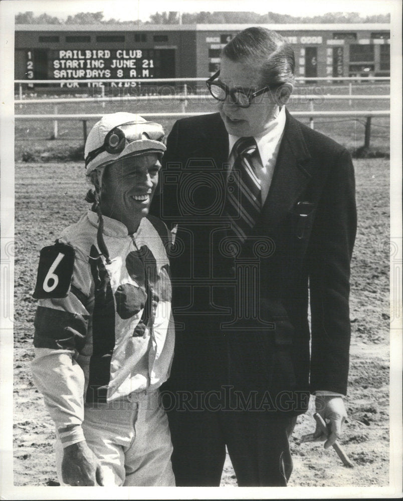 1975 Press Photo LARRY SNYDER AMERICAN JOCKEY MILTON BERLE ARLINGTON PARK - Historic Images