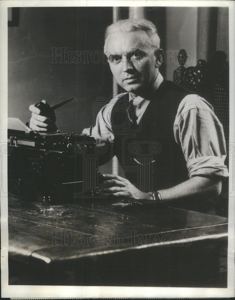 1944 Press Photo Commentator Leland Stowe - Historic Images