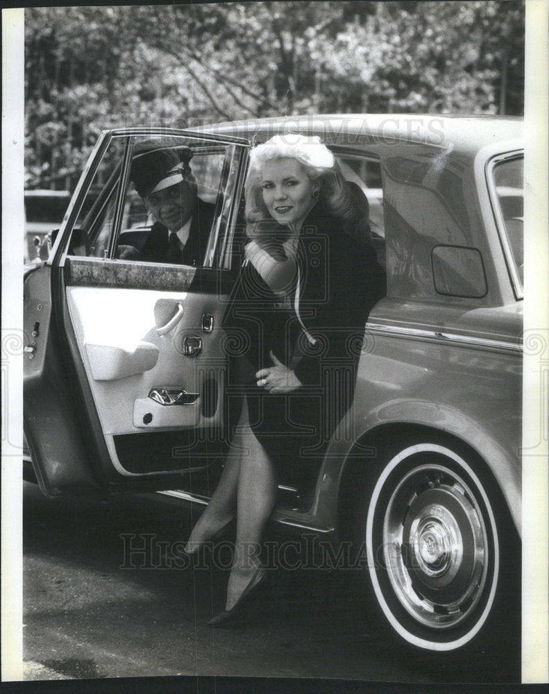 1984 Press Photo Sondra Snowdon Steps Out Of Car She Uses On The Job - Historic Images