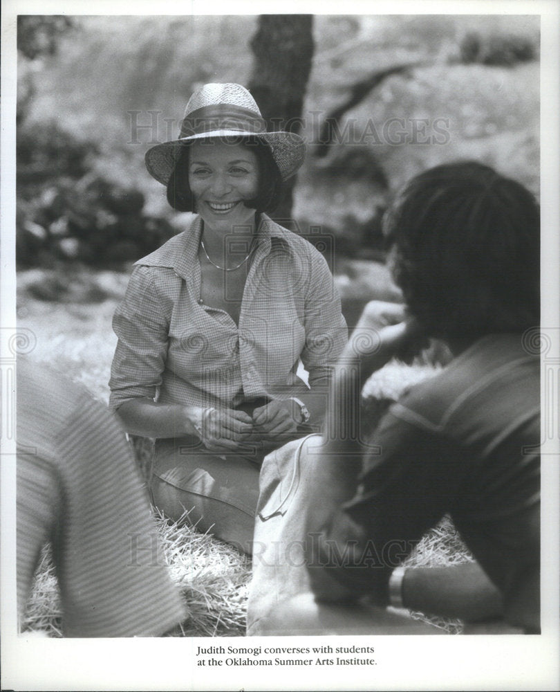 Press Photo Judith Somogi Converses with students at the Oklahoma - Historic Images