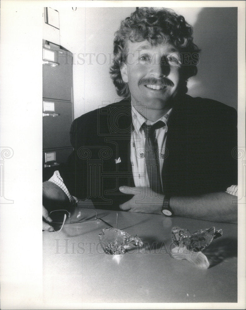 1989 Press Photo Adi Stocker Is One Of Two Austrin Artists Who Work With Crystal - Historic Images