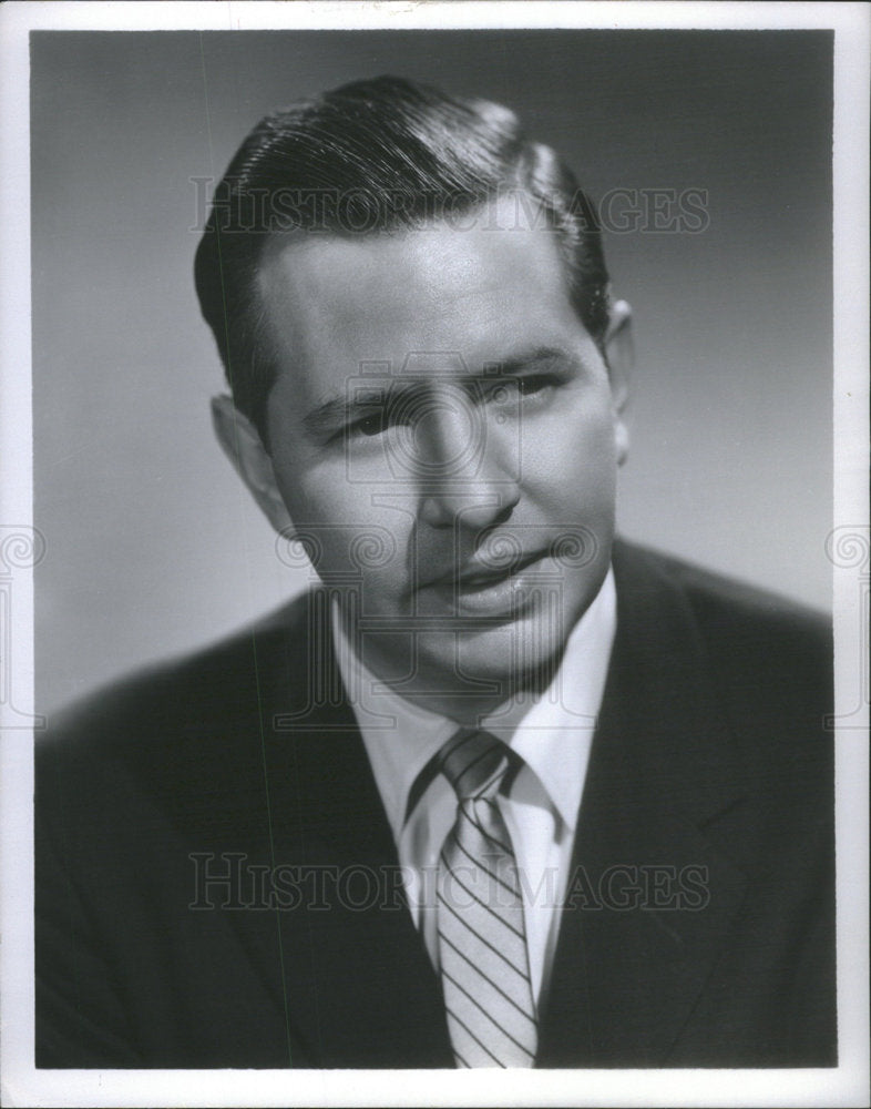 1960 DOUGLAS EDWARDS AMERICAN NEWS COMMENTATOR ANCHOR - Historic Images