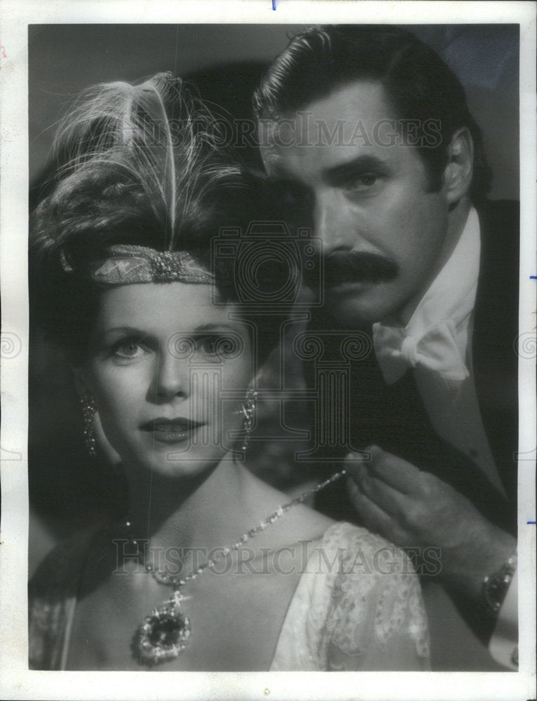 1975 SAMANTHA EGGAR ENGLISH FILM TELEVISION ACTRESS BRADFORD DILLMAN - Historic Images