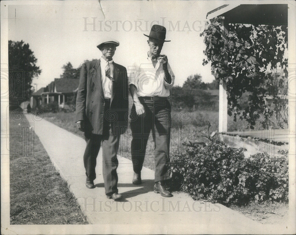 1931 Press Photo Depression Era Men Lucas And Adams Stroll Down Sidewalk - Historic Images