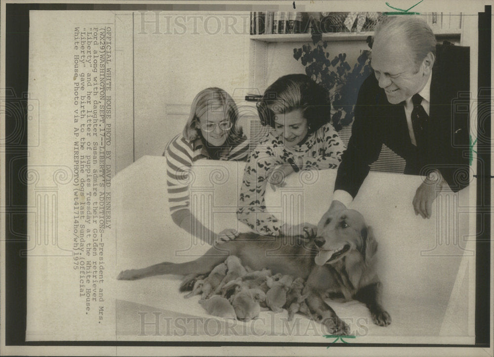 1975 GERALD R. FORD PRESIDENT UNITED STATES MRS. FORD DAUGHTER SUSAN - Historic Images