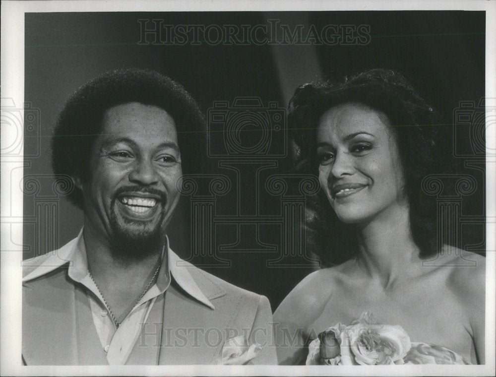 1977 Press Photo Marilyn McCoo And Billy Davis Jr. Stars In CBS Variety TV Show - Historic Images