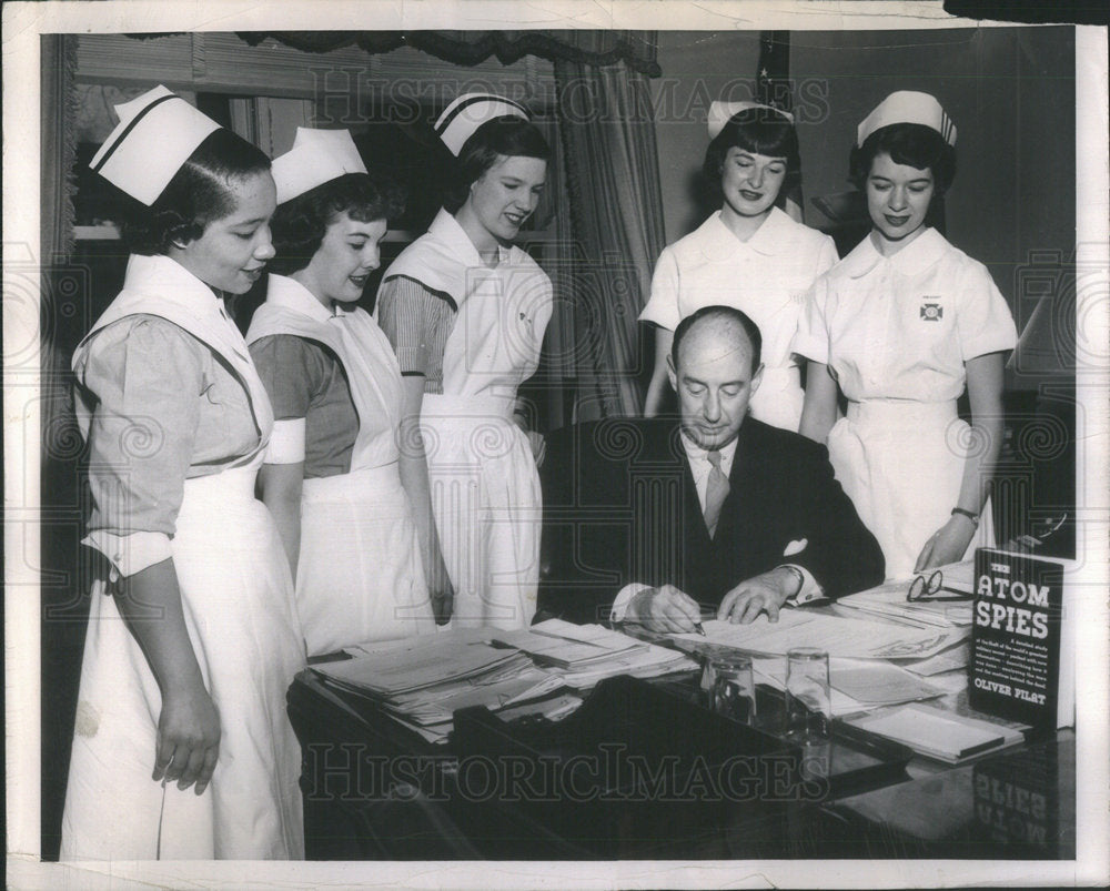 1952 Gov. Stevenson Sign Student Nurse Week Proclamation - Historic Images