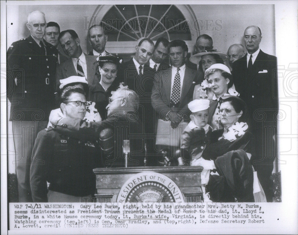 Press Photo President Truman presents Medal Honor Lt. Lloyd L. Burke - Historic Images