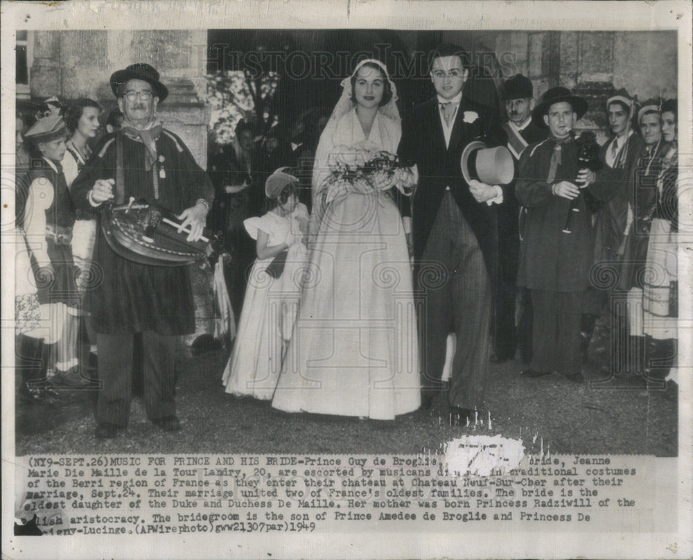 1949 Prince Guy de Broghie bride enter chateau - Historic Images