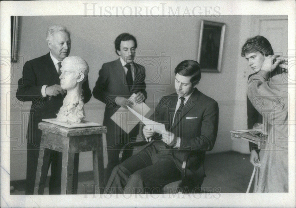 1983 Press Photo Prince Charles sits to model for a bust. Valet, Stephen Barry - Historic Images