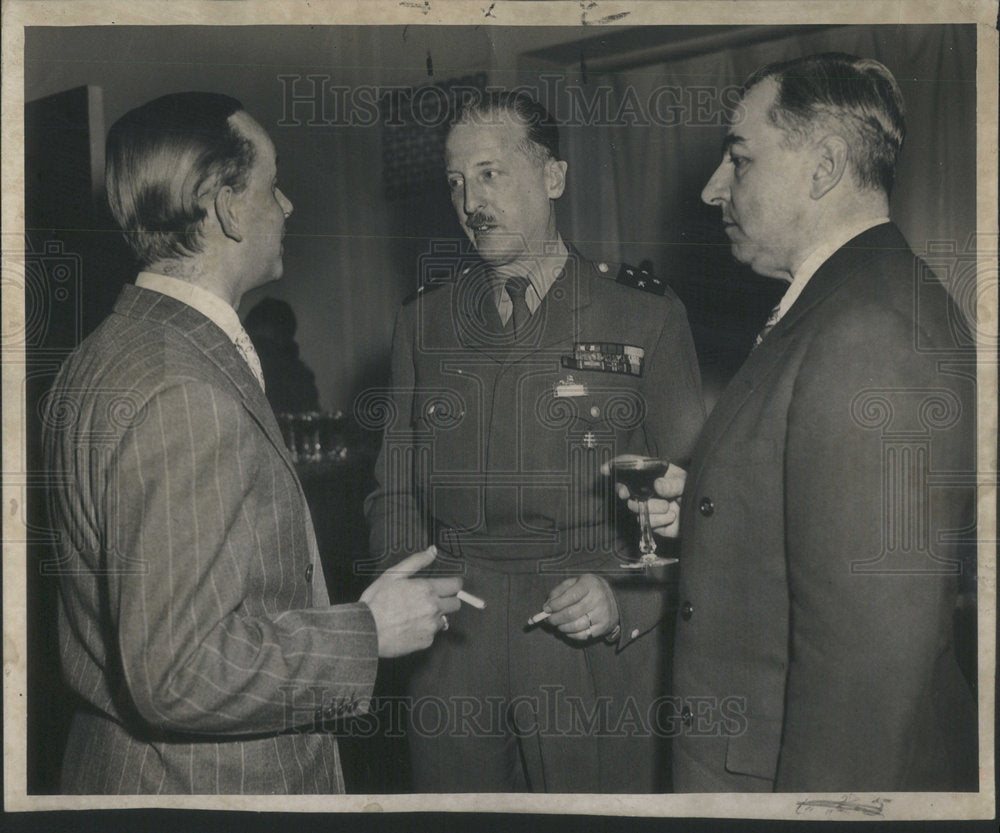 1945 Press Photo General Pierre Koenig Chats With Others Over Drinks &amp; Cigarette - Historic Images