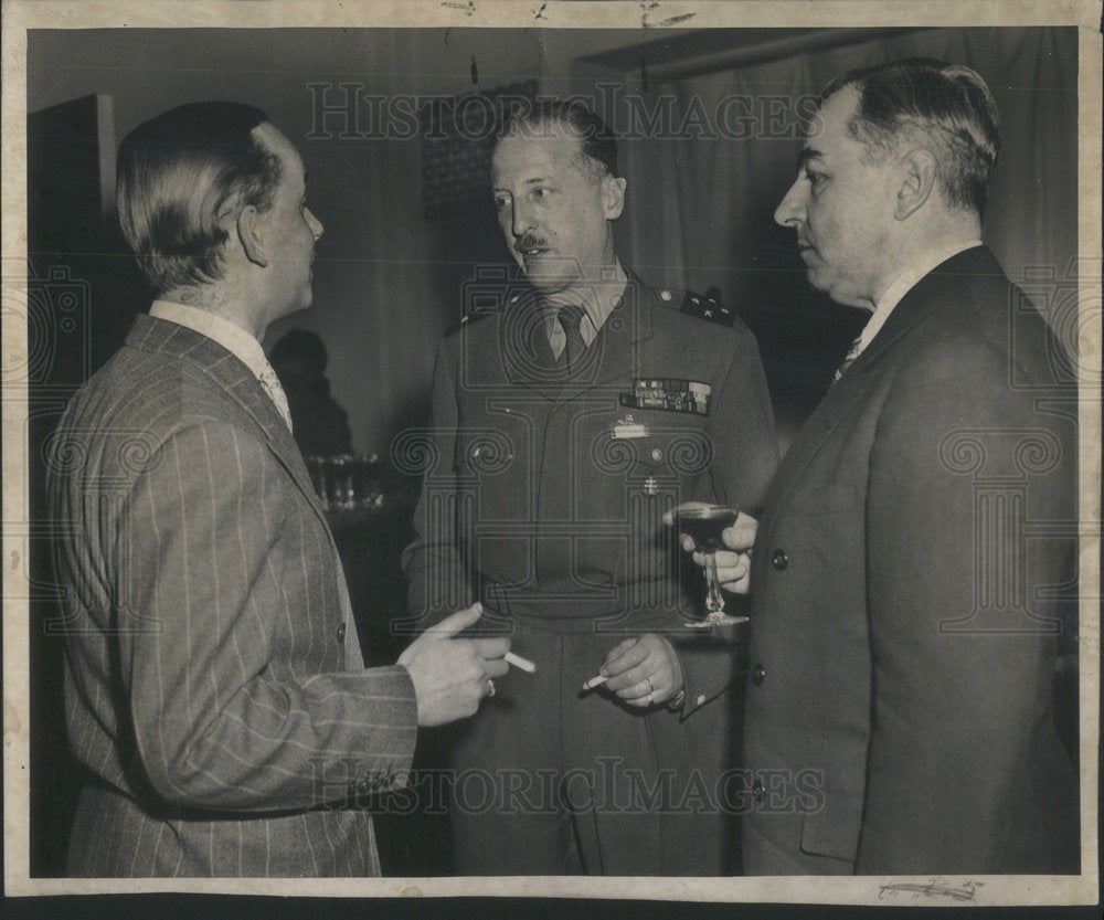 1945 Press Photo General Pierre Koenig Chats With Others Over Drinks & Cigarette - Historic Images