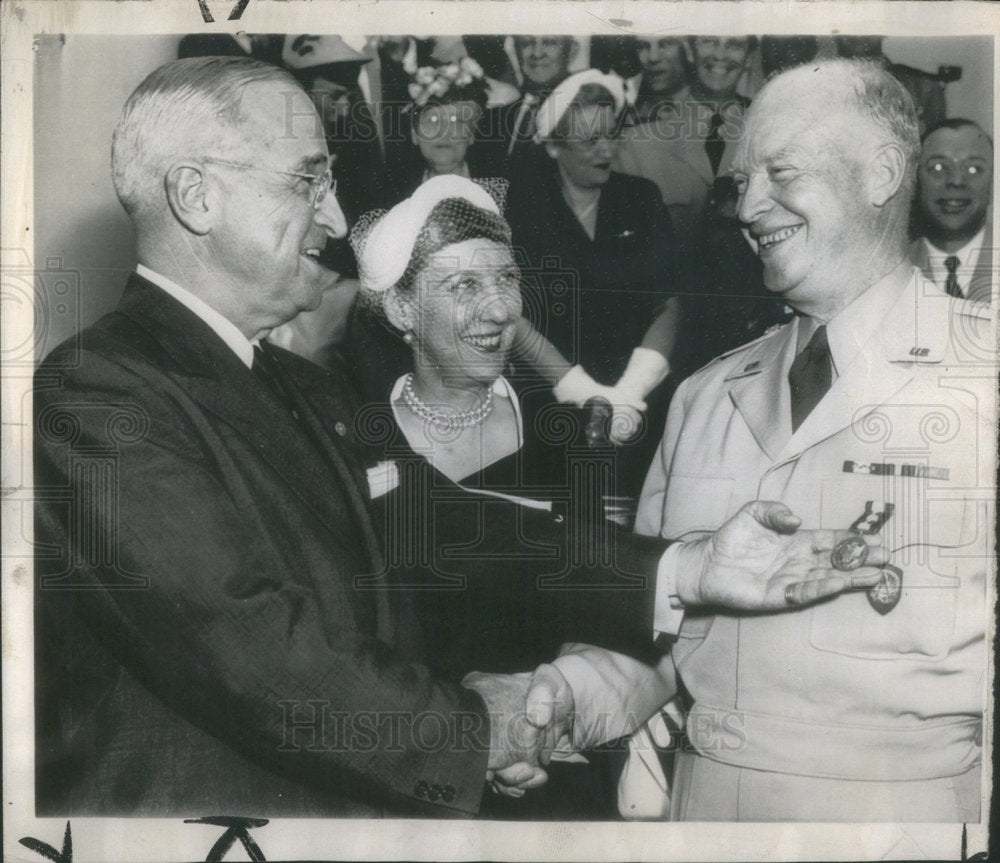 1952 Press Photo President Truman with war hero Gen. Eisenhower in White House - Historic Images