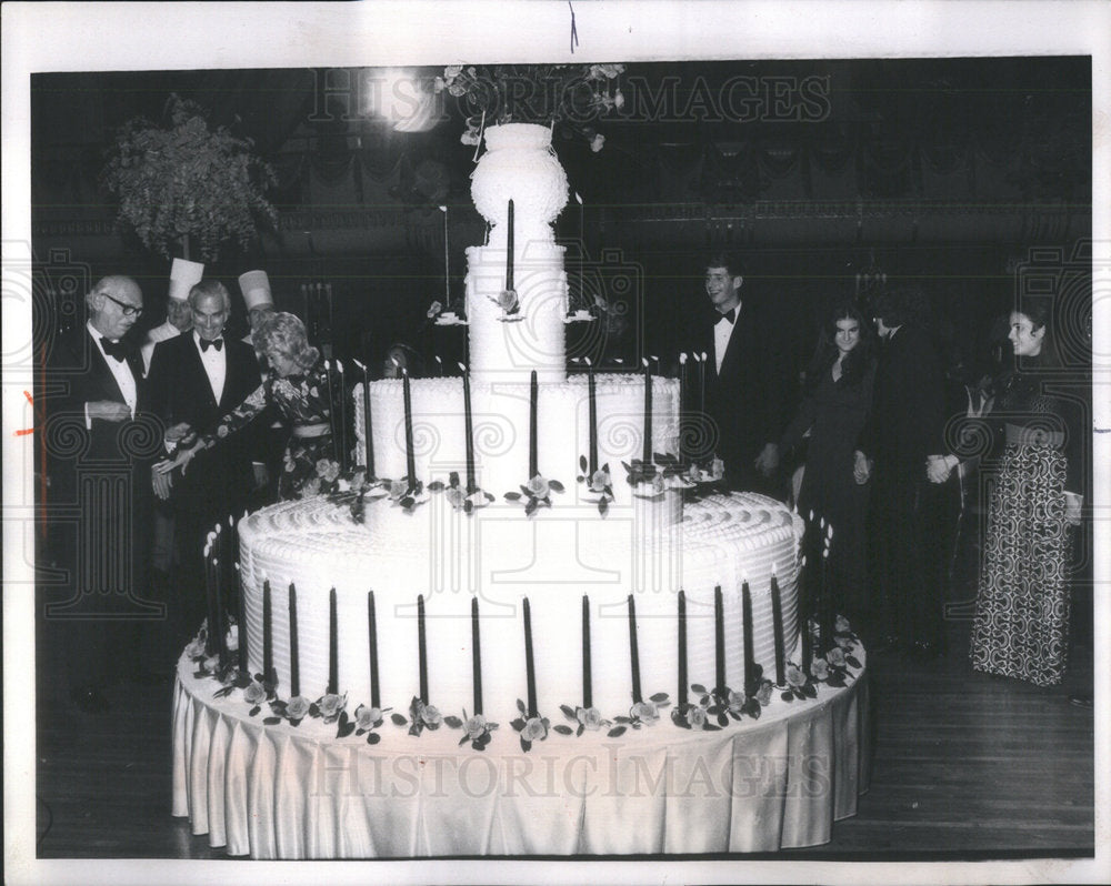 1976 Press Photo the cake for Nathan Cumming's 80th birthday - Historic Images