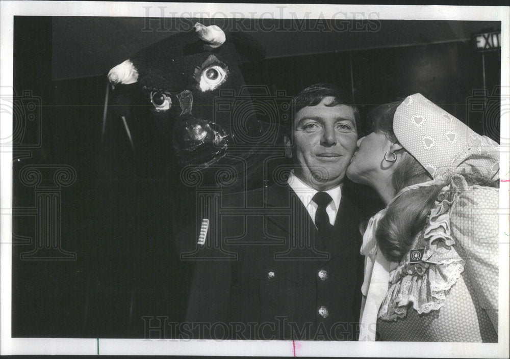 1979 Press Photo Richard Keating Gets A Kiss From Beverly Anast - Historic Images