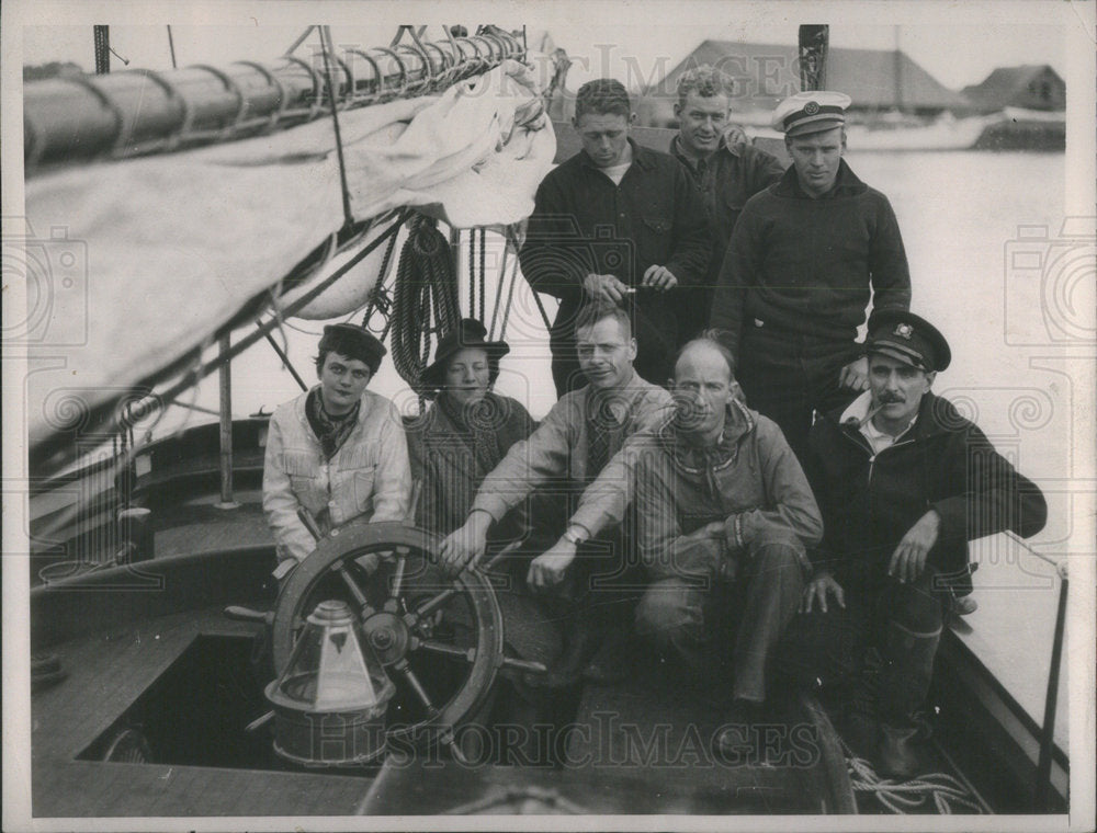 Press Photo Group Person Travel Boat Pose Camera River Ship - Historic Images