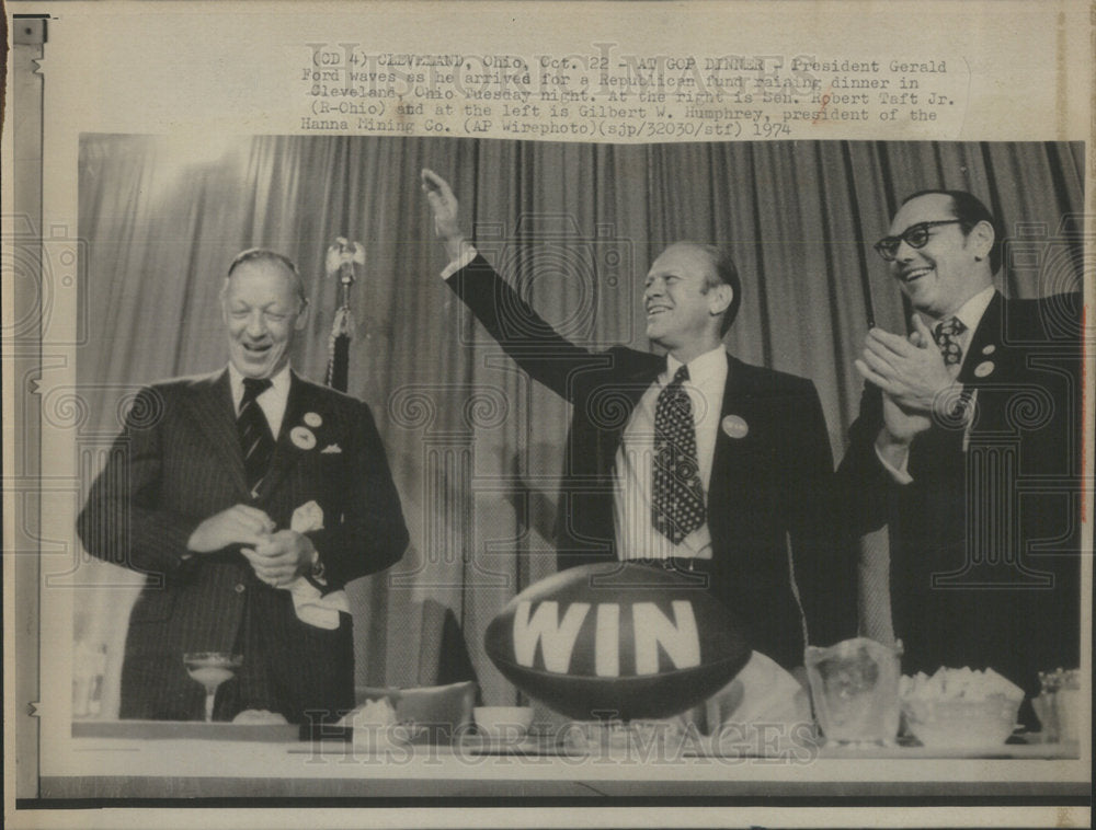 1974 Press Photo Gerald Ford Arrived For Fund Raising Dinner With Humphrey Taft - Historic Images