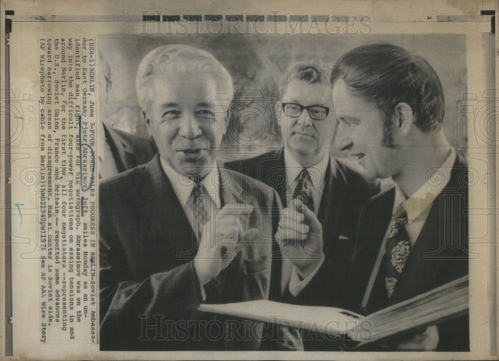 1971 Pjotr Abrassimov Soviet Ambassador unidentified man autograph - Historic Images