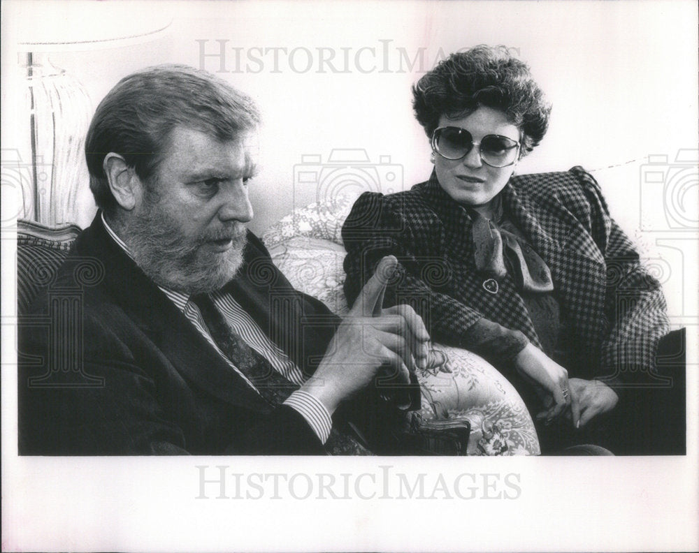 1990 Press Photo Nasibitt Aburdene Are Co-Authors Of Best Book Mega Trends 2000 - Historic Images