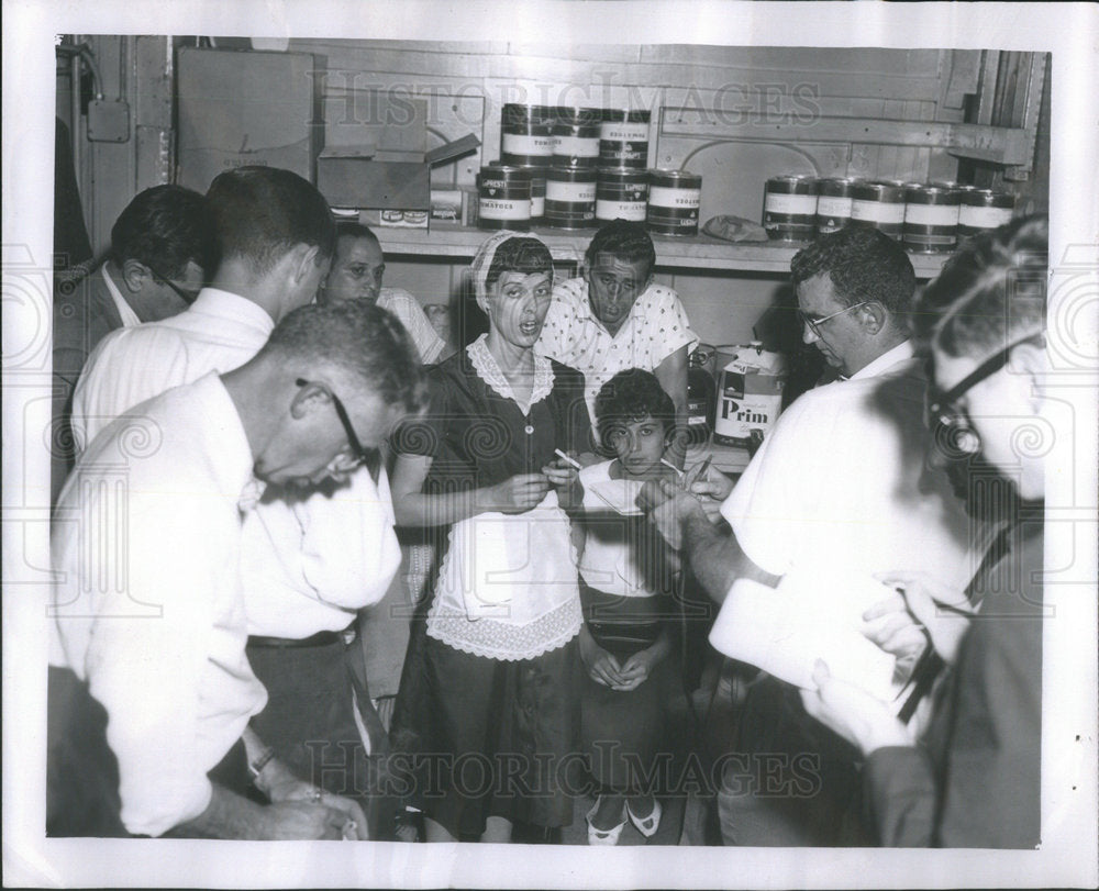 Press Photo Abattacola Family Impromptu Press Conference Rear Pizzeria Madison - Historic Images