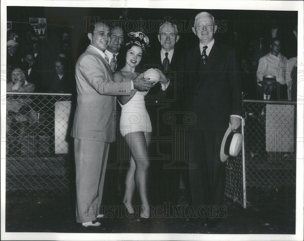 1988 Press Photo Fomer Mayor Martin Kennelly At Thillens With Donna Hutchinson - Historic Images