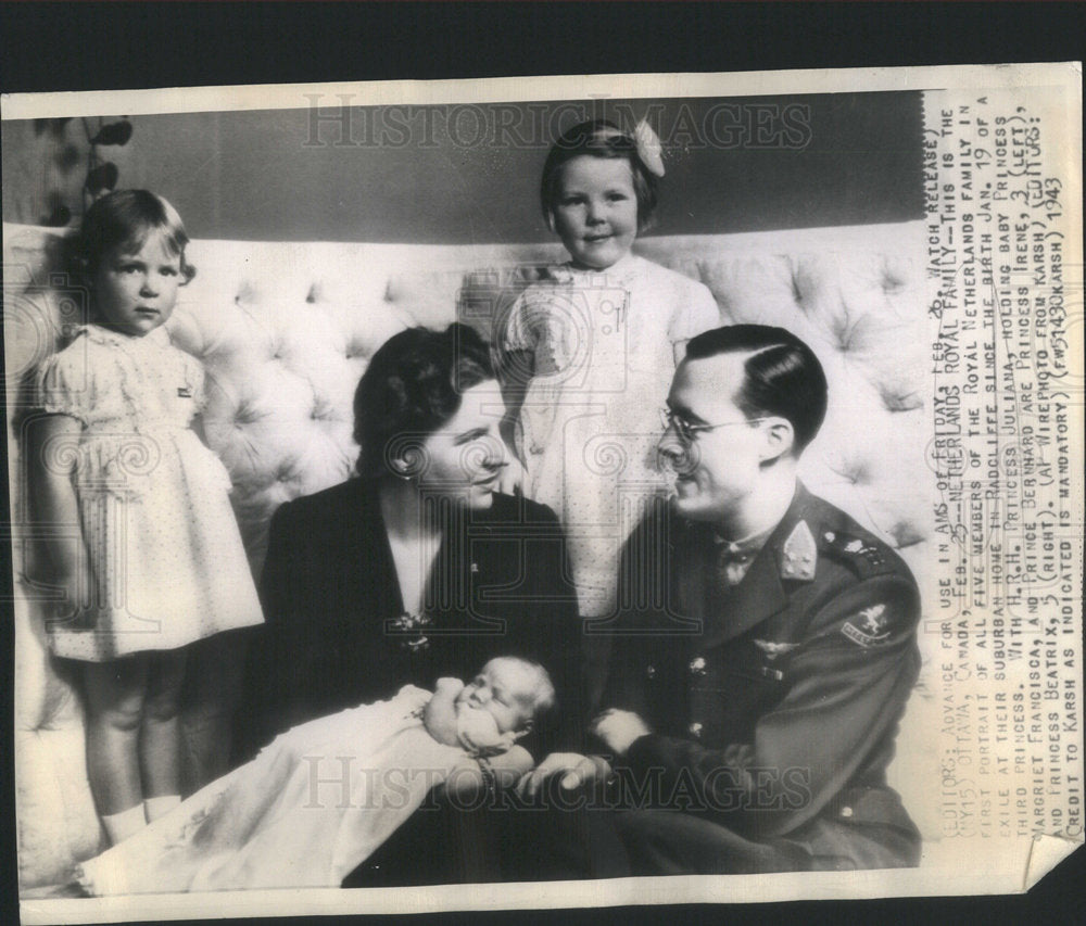 1943 Press Photo Juliana Holding Baby Margaret Francisca Bernhard Family Members - Historic Images