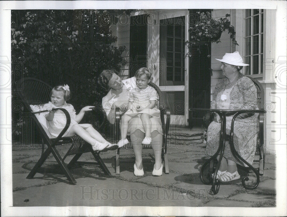 1942 Press Photo Three Generations of Royalty - Historic Images